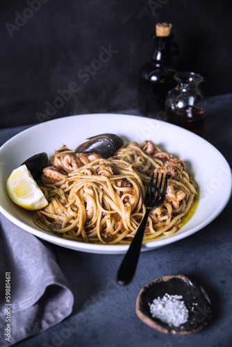 spaghetti pasta with muscles