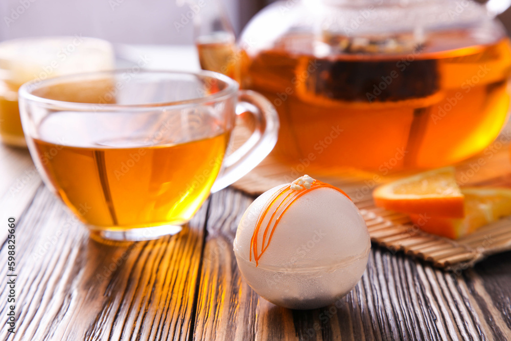 Oolong tea bomb and teapot Oolong tea bomb and teapot