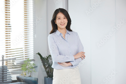 창가에 서있는 젊은 여성 리더의 포트레이트