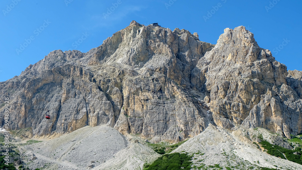 Dolomiten und Südtirol in den Alpen mit Seilbahn am Berg - Italien