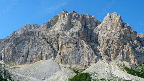 Dolomiten und Südtirol in den Alpen mit Seilbahn am Berg - Italien