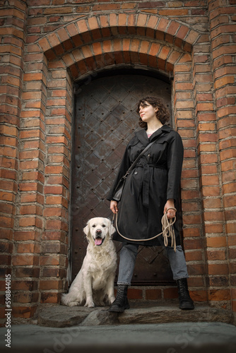 Obraz na płótnie Beautiful girl with her golden dog near the door w salonie