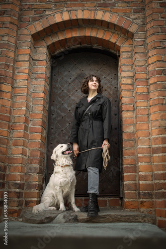 Obraz na płótnie Beautiful girl with her golden dog near the door w salonie