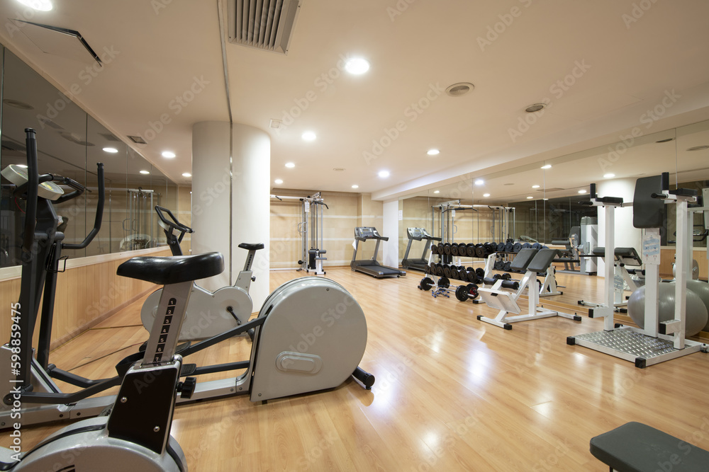Obraz premium A gym with cardio equipment in the basement of an urban apartment building