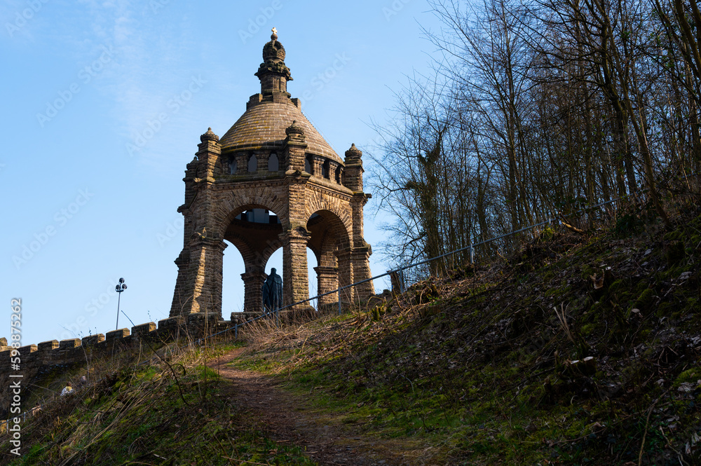 Kaiser-Wilhelm-Denkmal an der Porta Westfalica in der Abendsonne Kaiser-Wilhelm-Denkmal an der Porta Westfalica in der Abendsonne
