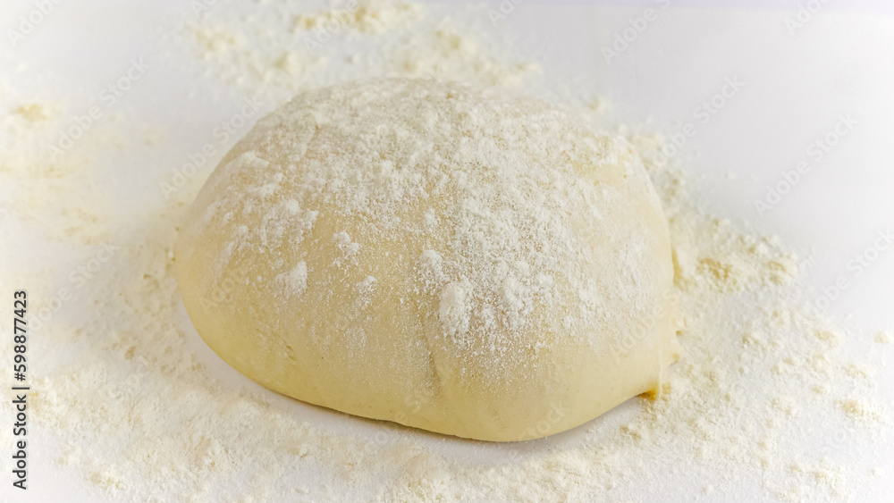 boule de pizza cru isolé sur un fond blanc boule de pizza cru isolé sur un fond blanc