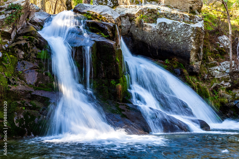 Fototapeta premium Cascada en el rio Iruelas