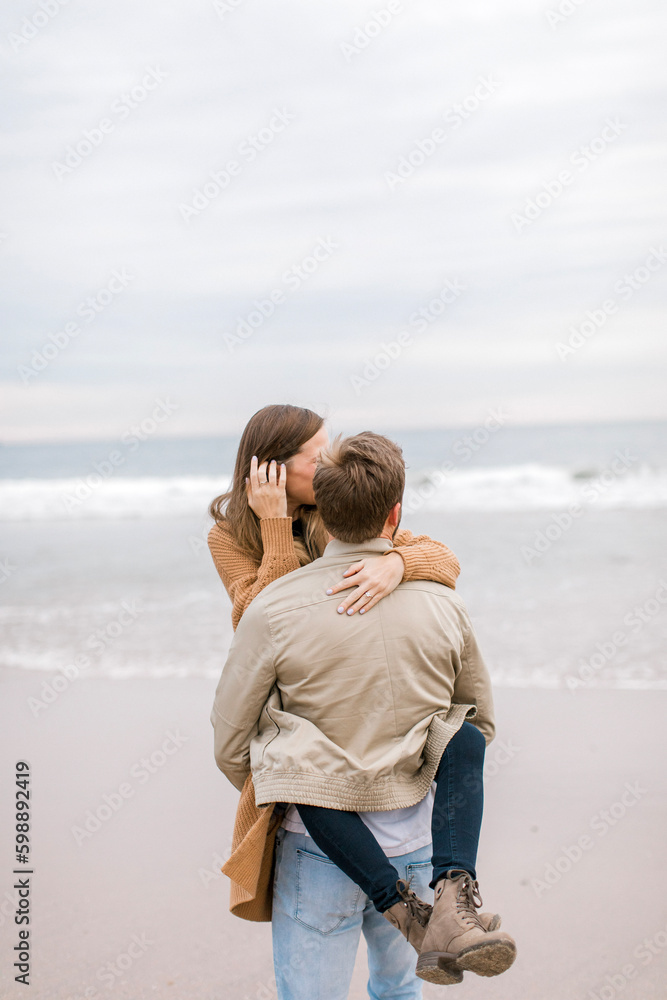 Fototapeta premium A magical moment captured: A couple gets engaged on a California beach