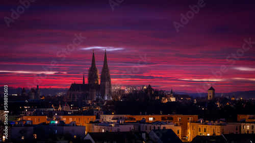 burning sky über Regensburgwunderschöner Sonnenuntergang in Regensburg