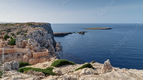 survol du phare de Cavalleria au nord de l'île de Minorque dans l'archipel des Baléares Espagne 