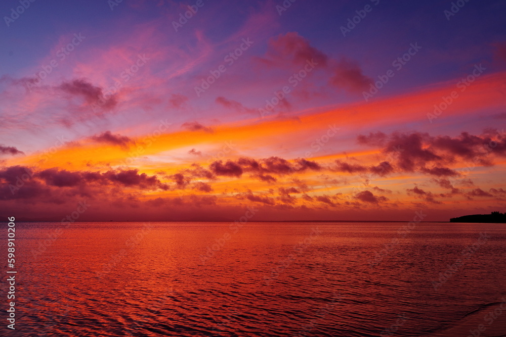 Fototapeta premium 沖縄県小浜島 トゥマールビーチの朝焼け