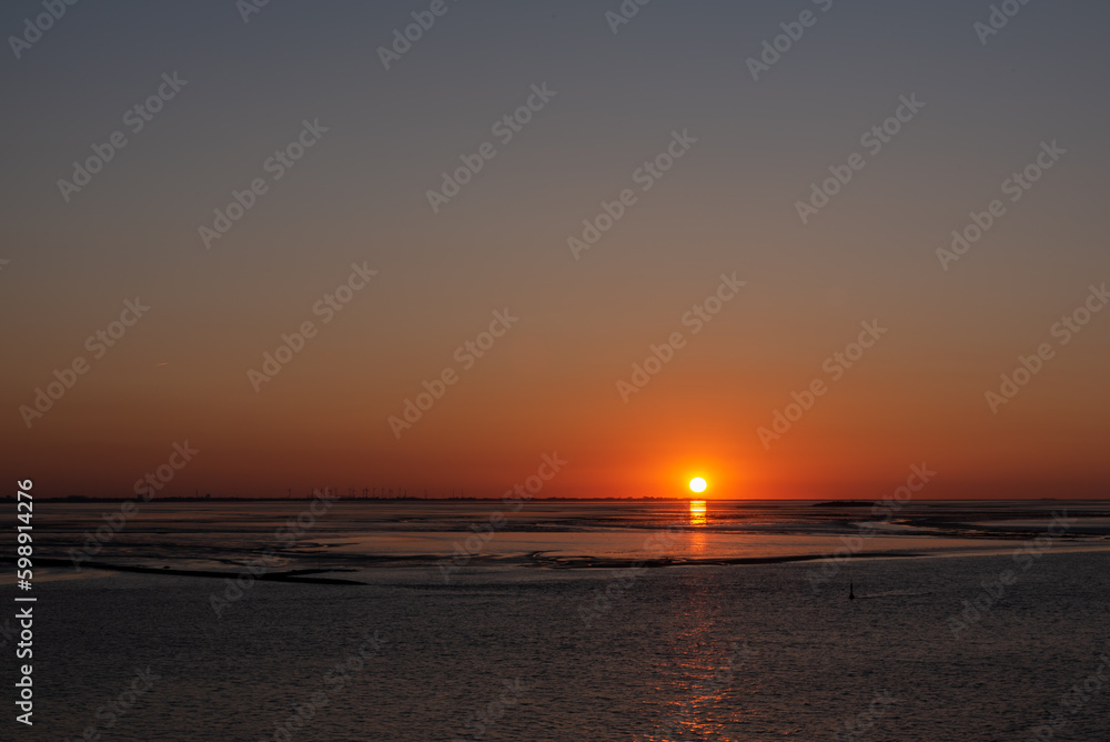 Die Zeit kurz vor Sonnenuntergang im Wattenmeer.