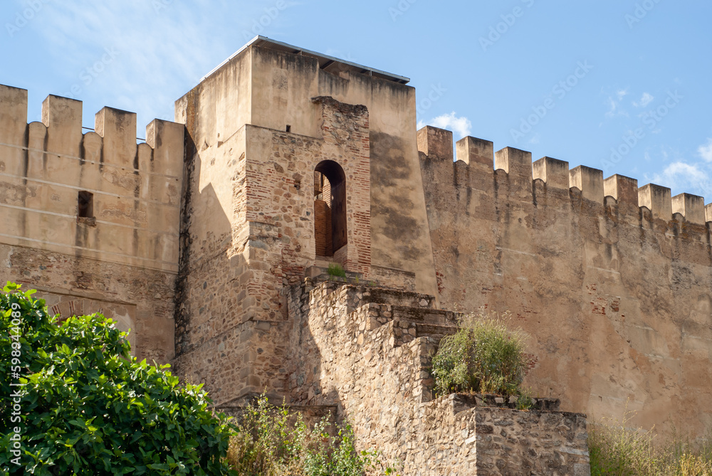 Imagen horizontal de la muralla almenada de la Alcazaba árabe de la ciudad de Badajoz.