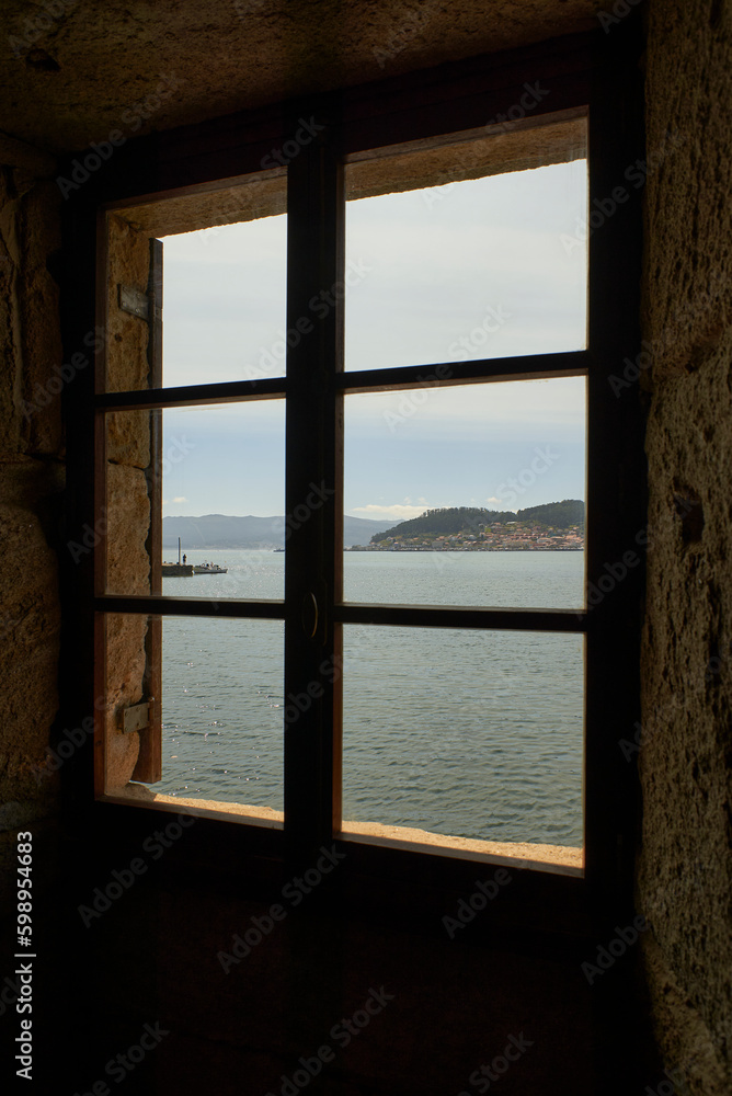 Fototapeta premium Vista a través de la ventana de las Rías en Galicia