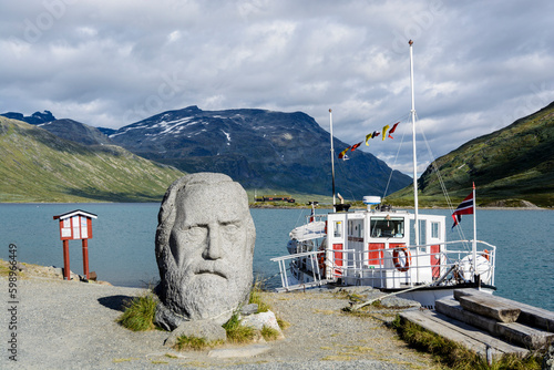 Schiff Bitihorn und Denkmal für den Dichter Aasmund Olavsson Vinje in Eidsbugarden am Bygdin See, Jotunheimen Nationalpark, Norwegen