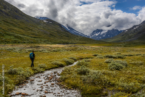 Wanderer im Visdalen nahe Spiterstulen, Jotunheimen Nationalpark, Norwegen photo