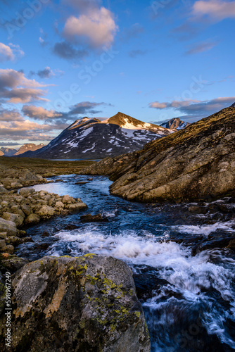 Bach am See Langvatnet bei Sonnenuntergang, Jotunheimen Nationalpark, Norwegen