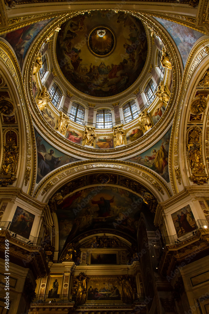 Iglesia de San Petersburgo en Rusia, interiores y arquitectura, candelabros, lamparas, murales y vitrales