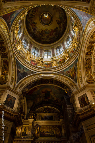 Iglesia de San Petersburgo en Rusia, interiores y arquitectura, candelabros, lamparas, murales y vitrales photo