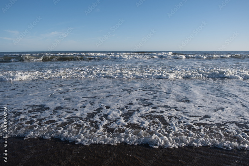 Playa con olas espumeantes