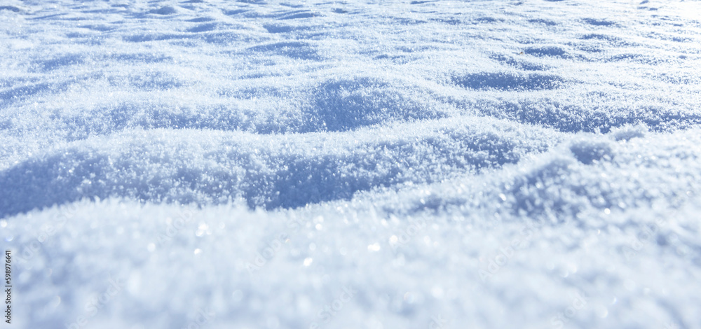 Eiskristalle auf einem schneebedckten Schnewehe
