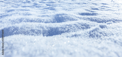 Eiskristalle auf einem schneebedckten Schnewehe