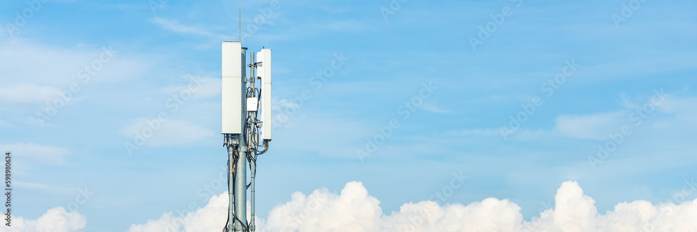 Cellular network 5G antenna on a telecommunication mast - obrazy, fototapety, plakaty 