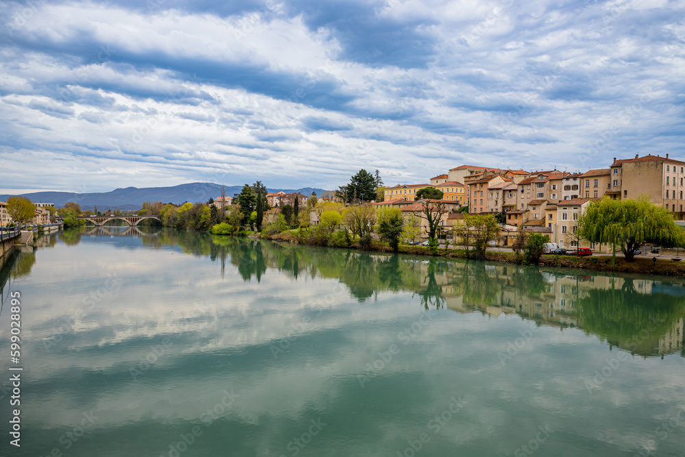 La ville de Romans-sur-Isère au bort de l'Isère La ville de Romans-sur-Isère au bort de l'Isère