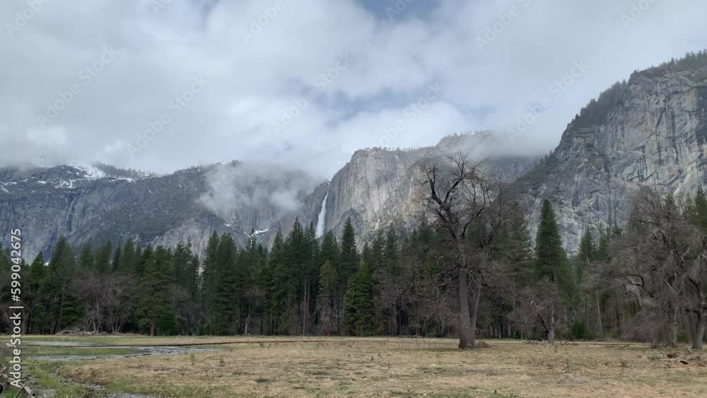 Yosemite Valley occupies the central part of Yosemite National Park. From the valley you can clearly see the main waterfalls and the main peaks, including El Capitan and Half Dome. Yosemite Valley occupies the central part of Yosemite National Park. From the valley you can clearly see the main waterfalls and the main peaks, including El Capitan and Half Dome.
