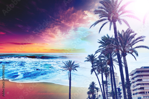 Diseño abstracto de verano y vacaciones. Cielo de puesta de sol y palmeras, estilo vintage y doble exposicion , fondo panorámico de verano.