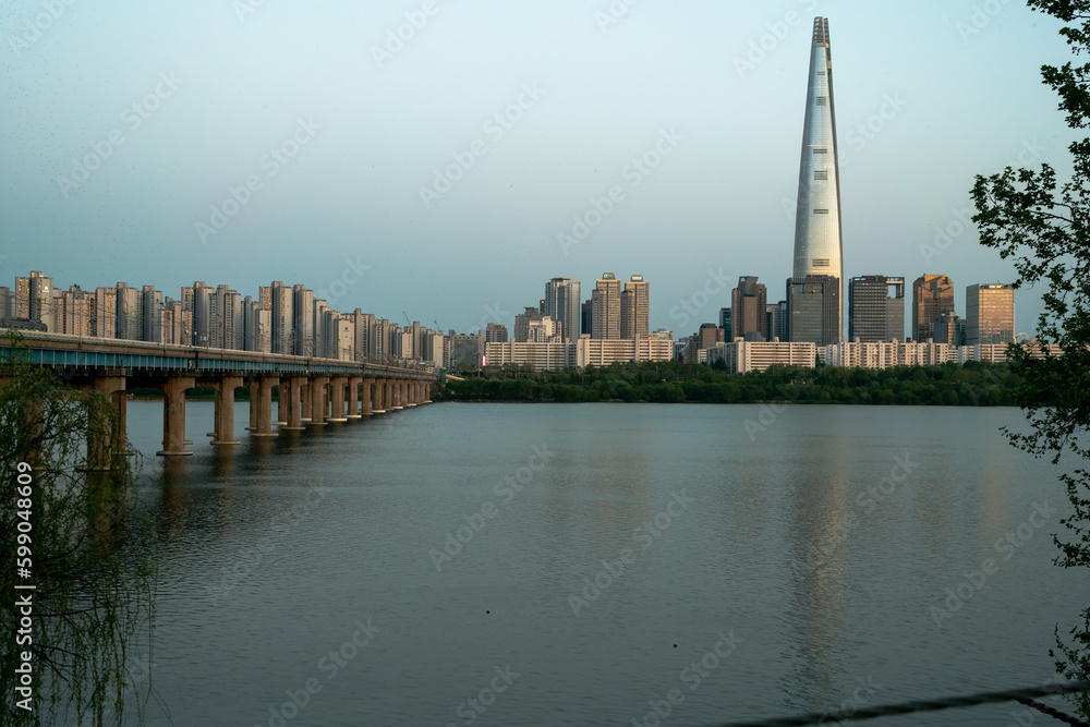 일몰의 서울 한강의 월드타워 일몰의 서울 한강의 월드타워