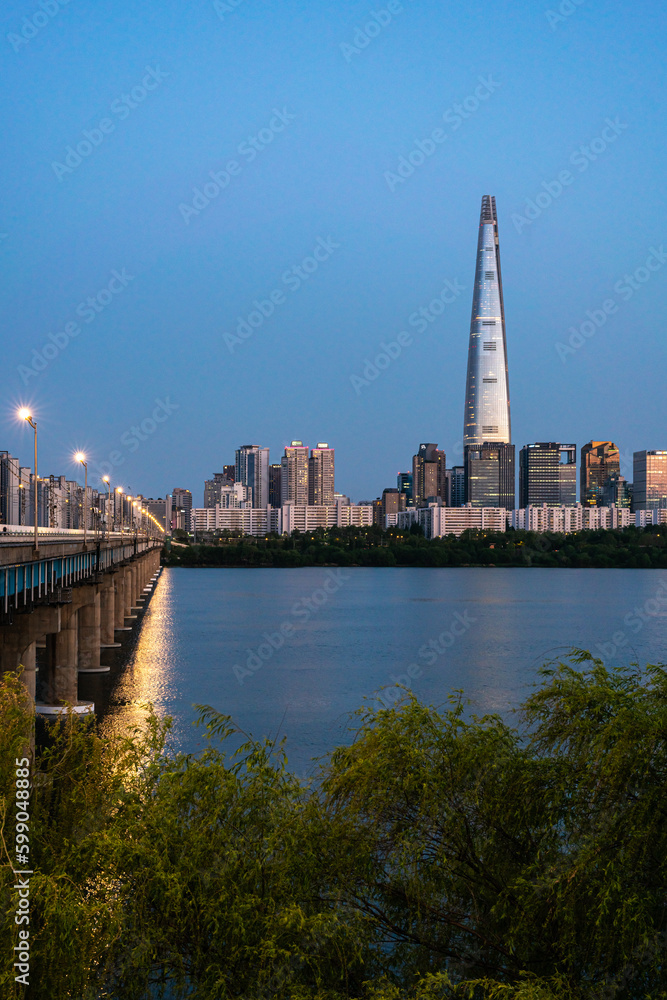 일몰의 서울 한강의 월드타워