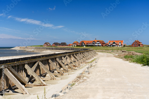 Historisches Pfahlschutzwerk auf der Insel Baltrum mit Blick auf das Westdorf