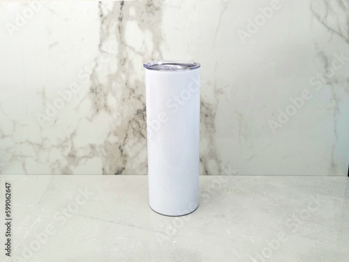 Fényképezés 20oz blank tumbler against marble backdrop and marble surface.