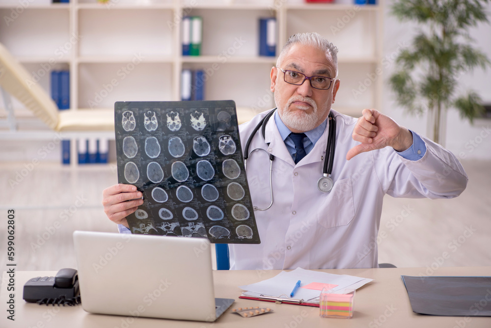 Obraz premium Old male doctor radiologist working in the clinic