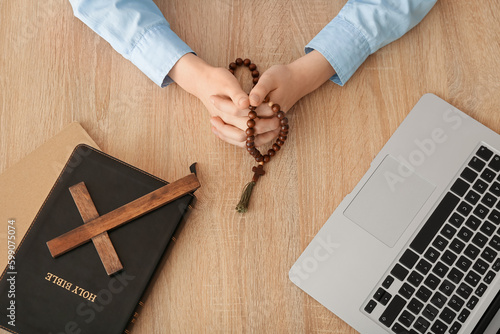 Woman with prayer beads, cr...