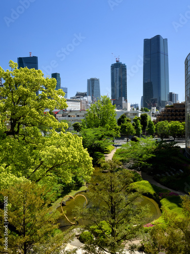 六本木ヒルズの毛利庭園と高層ビル群 東京都