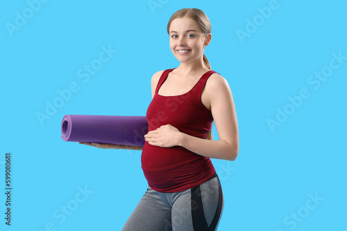 Pregnant young woman holdin...