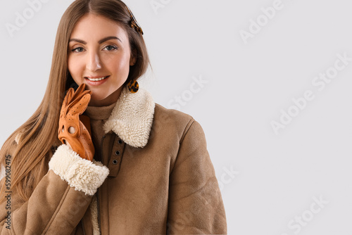 Beautiful young woman in le...