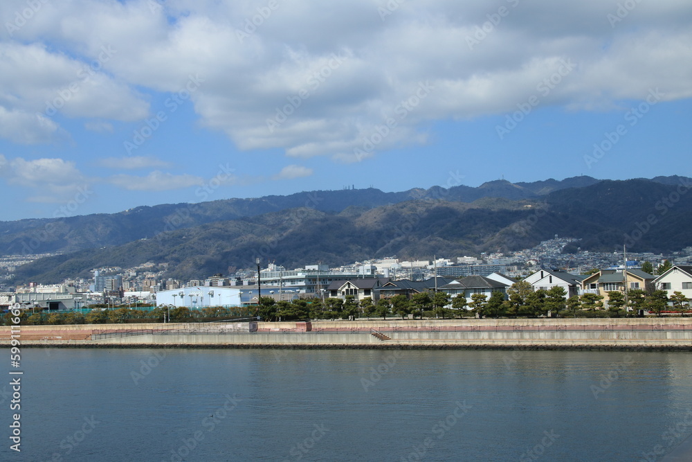 芦屋川河口付近から見た兵庫県芦屋と神戸市東灘区の街並み