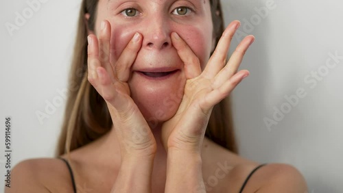 close up retrato belleza cabeza mujer joven caucásica practicando ejercicios de yoga facial con las manos en estudio photo