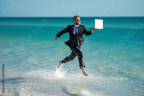 Stampa su tela Funny business man in suit on sea