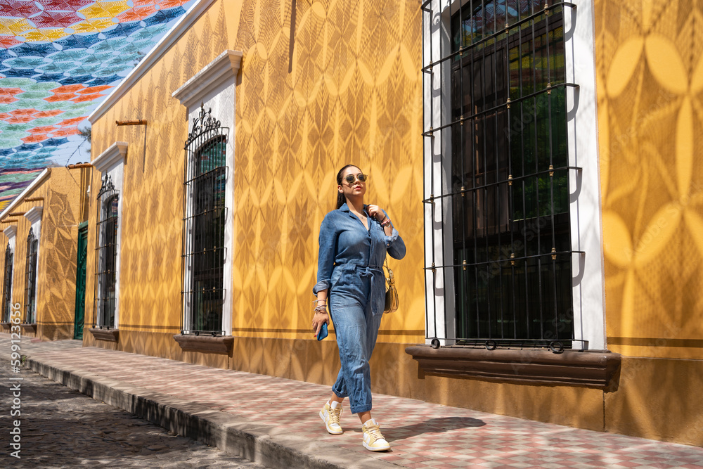 Una joven está caminando por una calle del casco histórico de Etzatlán y tiene el Cielo Tejido más grande del mundo.