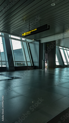 Departure corridor inside the airport (ID: 599127082)