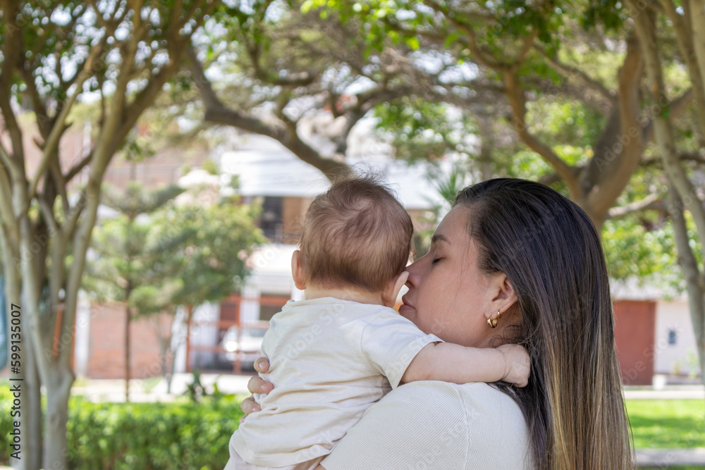 Madre e hijo en el parque