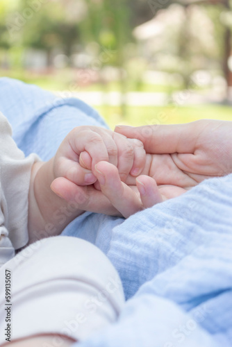 Fotomurale Mamá y bebé agarrados de la mano