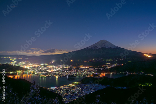 日暮れの富士山と冬の街並み