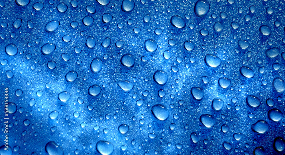 青い背景についた雨粒、水滴　梅雨・雨
・水滴