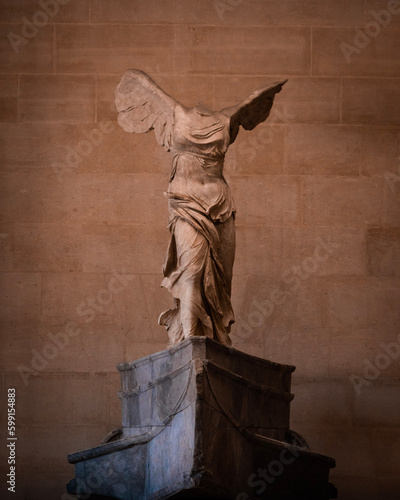 Winged Victory of Samothrace statue in the Louvre museum Fototapet