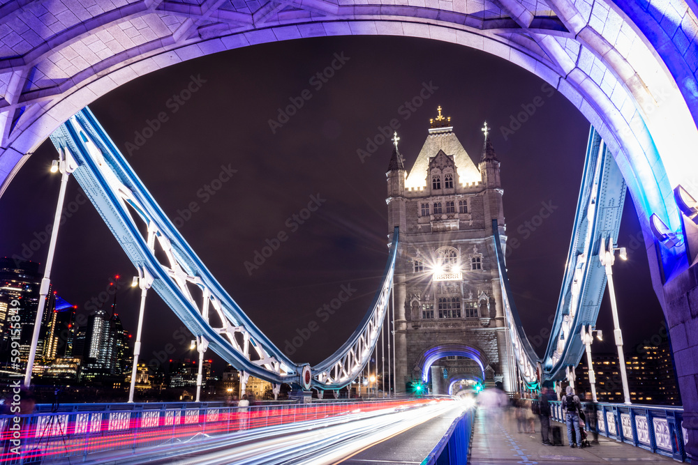 Obraz premium Beautiful night view to car lights on long exposure in Tower Bridge